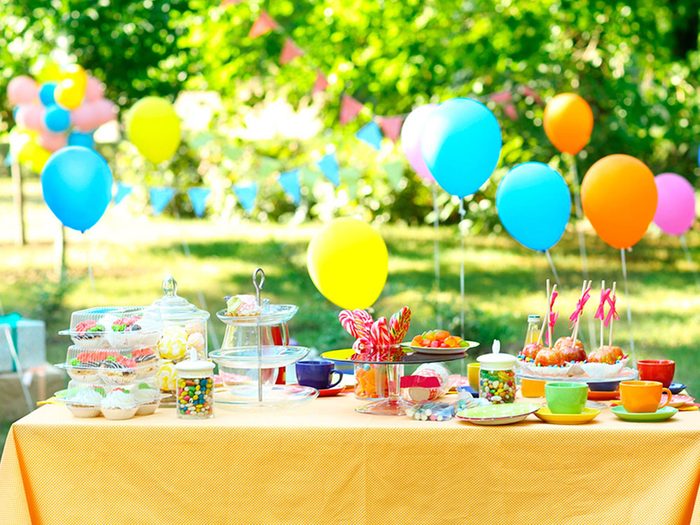 Optez pour une table joliment décorée, mais simple pour votre fête cet été.