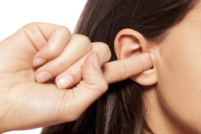 Habitude secrète: goûter à son oreille avec un doigt