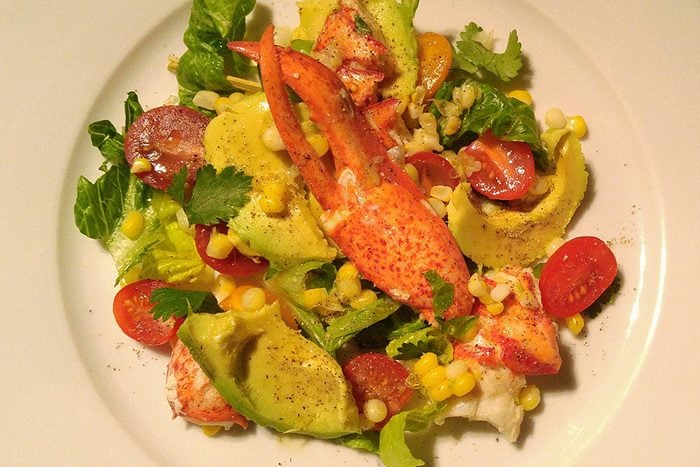 Le homard offre d'excellents bénéfices sur le plan nutritionnel. Voici une salade délicieuse et facile à faire!