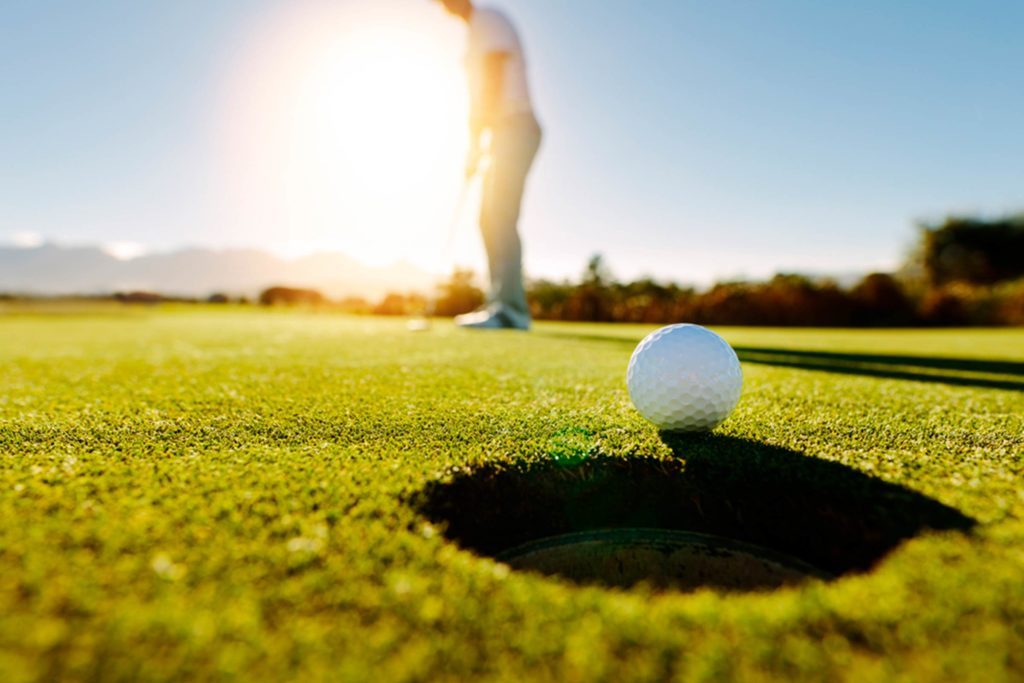 La pratique du golf est synonyme de compagnie et permet de créer des liens, tout en développant une fibre compétitive.