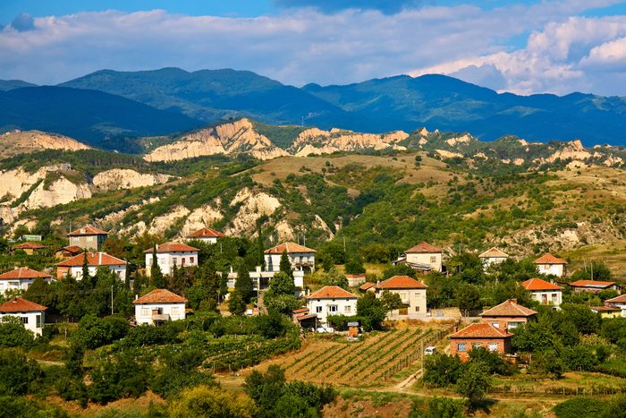 L'industrie viticole bulgare a été gravement ébranlée par l'effondrement soviétique. Le pays reste peu connu comme destination touristique, mais ses 5 régions viticoles sont en train de gagner du terrain et de se faire connaître.