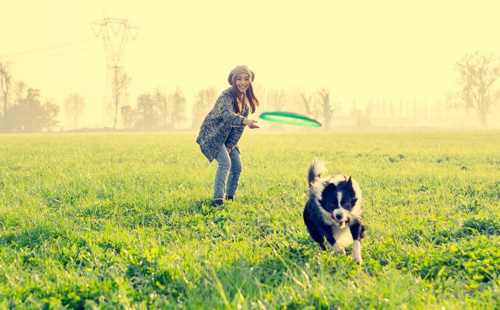 Une femme qui joue avec son chien.