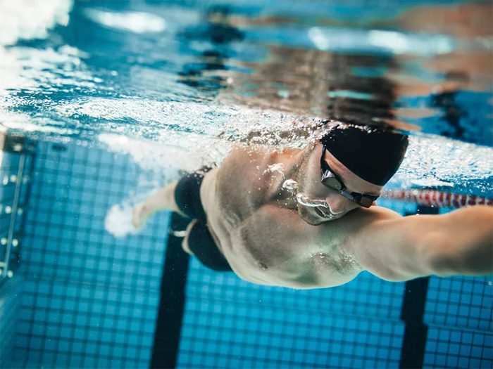 La natation sollicite tous les muscles du corps et vous fait brûler beaucoup de calories.