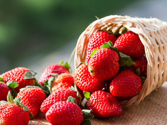 En cas de coup de soleil, les fraises seraient un bon remède.