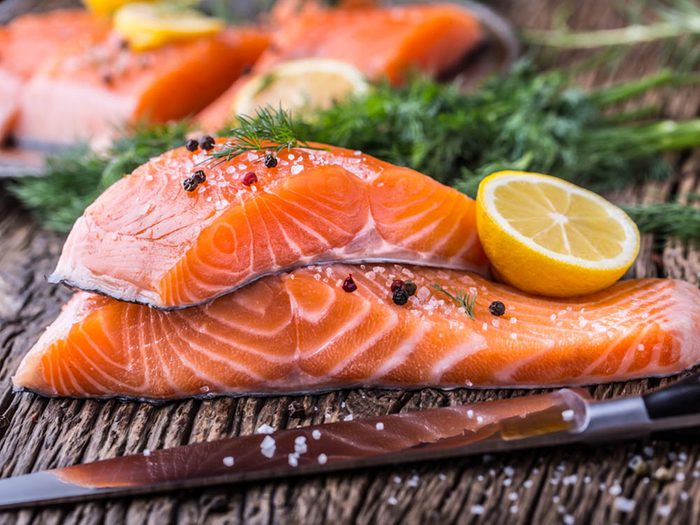 Réduisez le risque de coup de soleil en mangeant du saumon.
