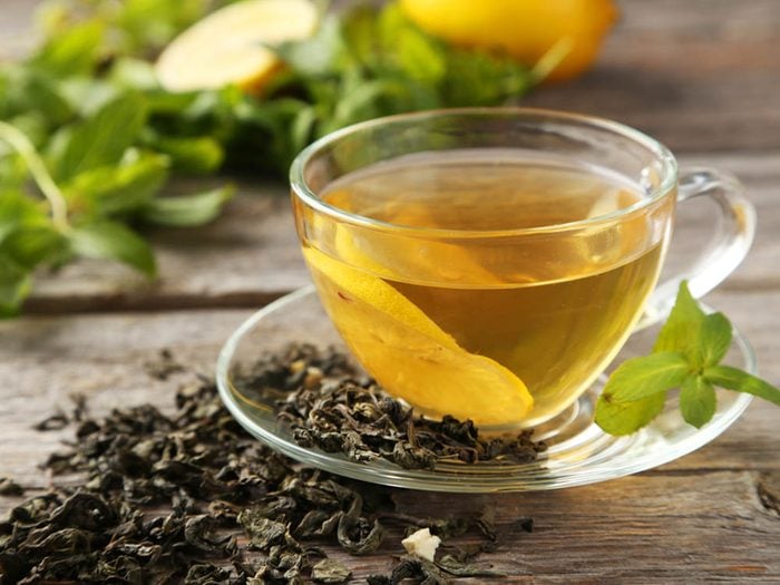 Limitez le risque de coup de soleil avec le thé vert.