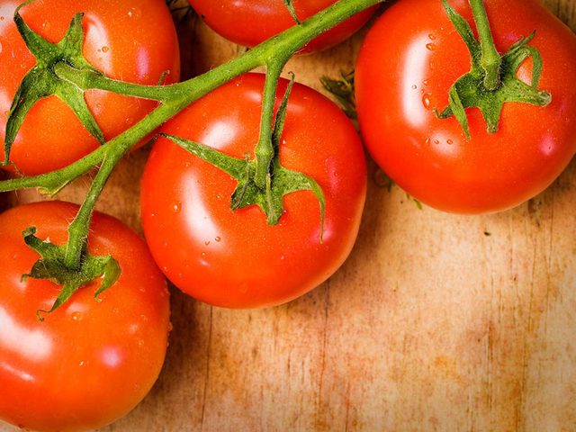 Rduisez le risque de coup de soleil en mangeant des tomates.