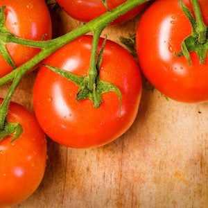 Réduisez le risque de coup de soleil en mangeant des tomates.