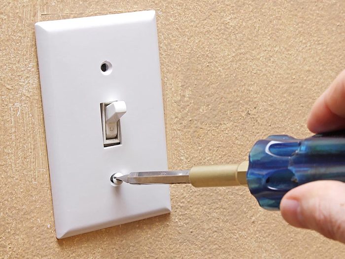 Maison: peignez vos interrupteurs avec de la peinture fluo.