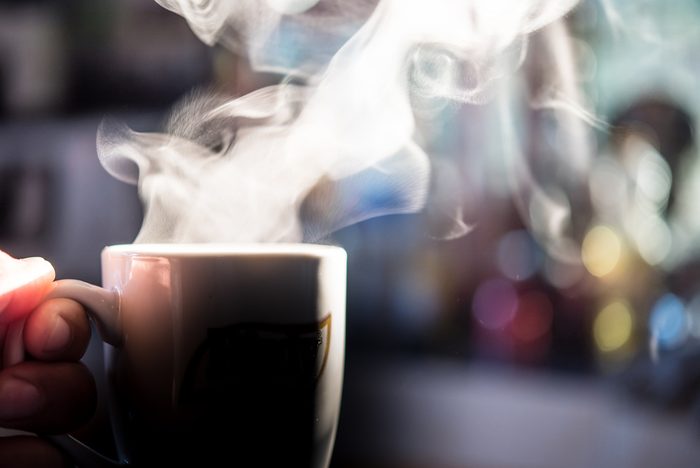 Boire son café trop chaud peut brûler la langue. 