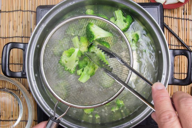 Lorsque vous faites bouillir des lgumes, une bonne partie de leurs vitamines hydrosolubles se retrouvent dans leau de cuisson.