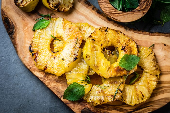 Passez au gril des fruits tels que l’ananas et la pastèque afin d’en rehausser le goût sans pour autant en altérer la valeur nutritionnelle. 