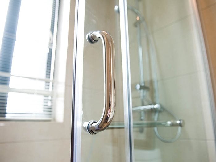 Utilisez le vinaigre pour désinfecter la glissière de la porte de douche.