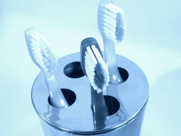 Servez vous du vinaigre pour nettoyer le support à brosse à dents.
