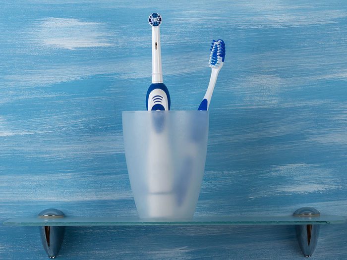 Le vinaigre peut être utilisé pour désinfecter le verre à brosse à dents.