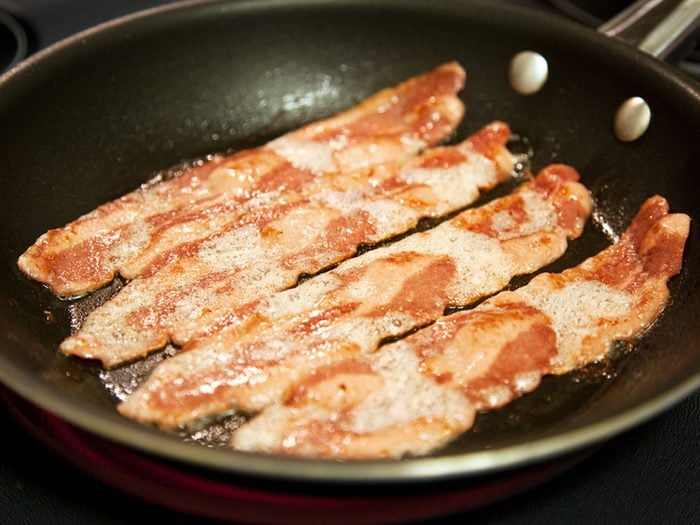 Pour couper 100 calories par jour, troquez le bacon pour le bacon de dinde.