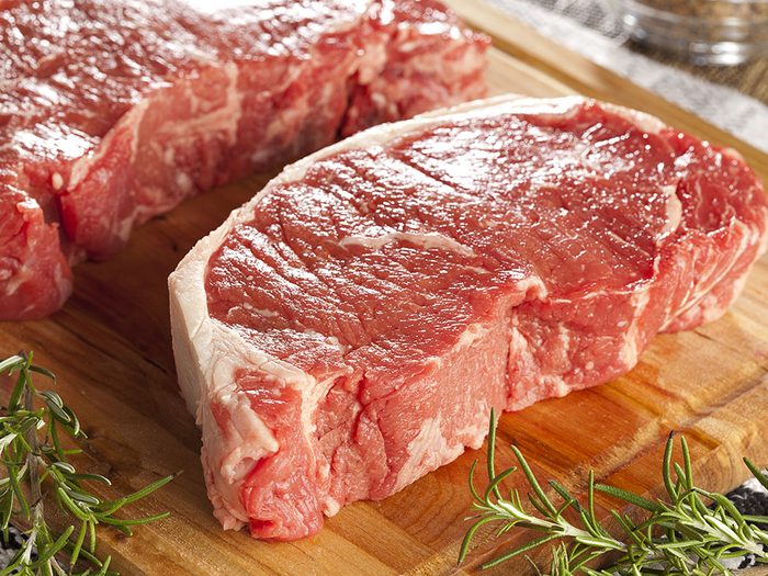 Pour couper 100 calories par jour, enlevez le gras de la viande.