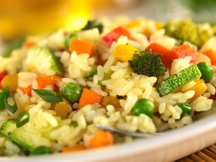 Pour couper 100 calories par jour, mettez des légumes dans vos féculents.