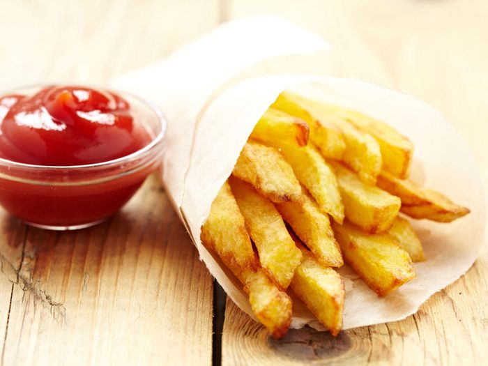 Pour couper 100 calories par jour, réduisez vos portions de frites.