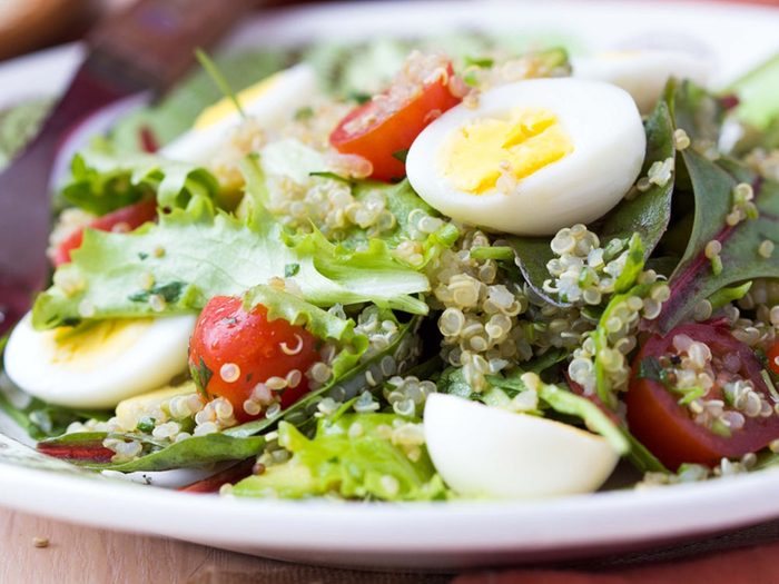 Pour couper 100 calories par jour, mettez des oeufs dans la salade plutôt que du fromage.