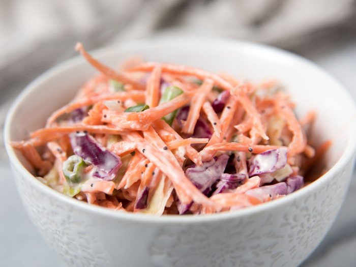 Pour couper 100 calories par jour, diluez votre salade du commerce.