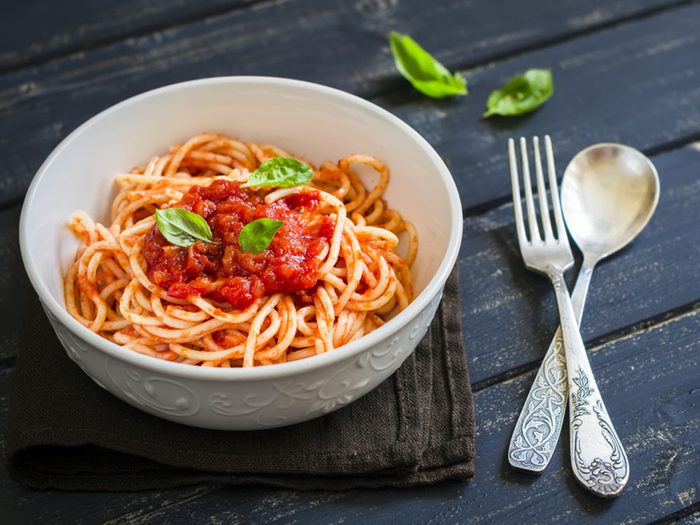 Pour couper 100 calories par jour, optez pour une sauce à la tomate plutôt qu'à la viande.