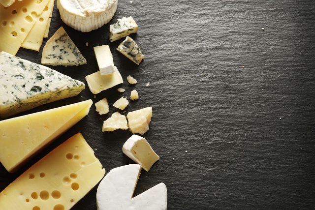 Le fromage est riche en calories, en gras saturs et en sodium.