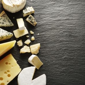 Le fromage est riche en calories, en gras saturés et en sodium.