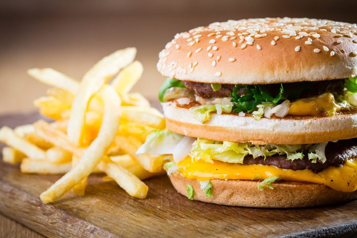 La viande contenue dans ces hamburgers provient d'animaux gavés aux hormones et élevés dans des parcs d'engraissement.