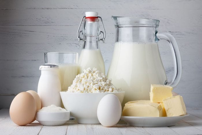 Le lait pasteurisé a perdu ses bonnes bactéries et enzymes. De plus, on ignore comment les vaches dont il provient ont été nourries et élevées.