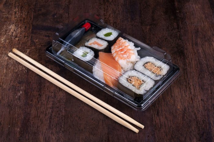 Les sushis préemballés peuvent manquer de fraîcheur. De plus, on ne connait pas l'origine du poisson qu'il contiennent.