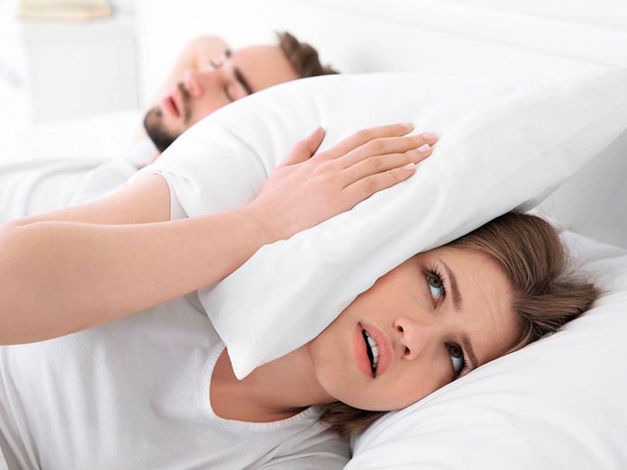 Le ronflement est l'un des troubles du sommeil qui vous empêche de dormir.