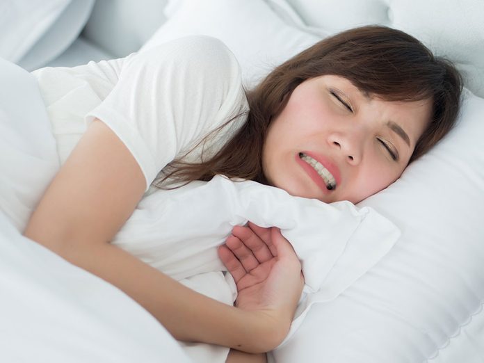 Le grincement de dents est l'un des troubles du sommeil qui vous empêche de dormir.
