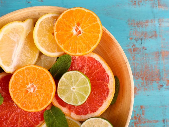 La vitamine C permettrait de protger contre le rhume.