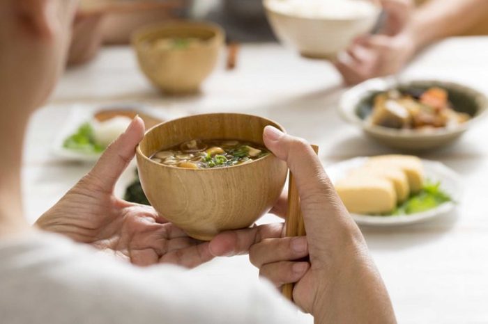 Au Japon, ce n'est pas malpoli de manger sa soupe en faisant du bruit. 