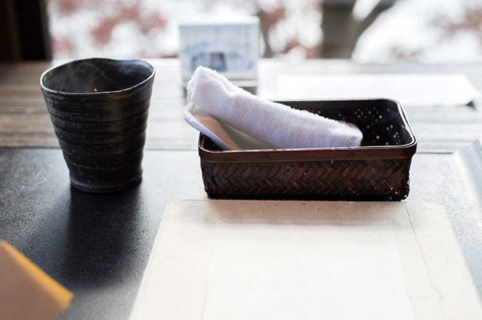 De nombreux restaurants japonais vous fournissent une serviette humide dès que vous êtes assis. 