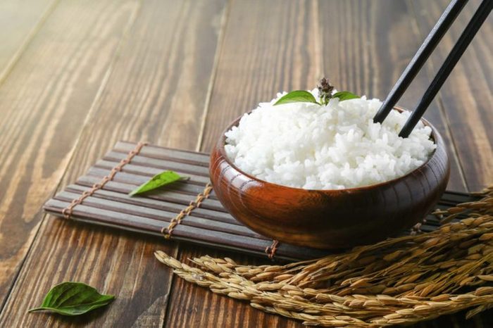 Ne piquez pas vos baguettes tête en bas dans le riz, parce que c’est un rituel de funérailles au Japon.