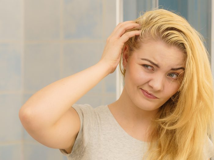 Si vos cheveux sont gras, lavez-les moins souvent ou utilisez un shampoing volumisant.