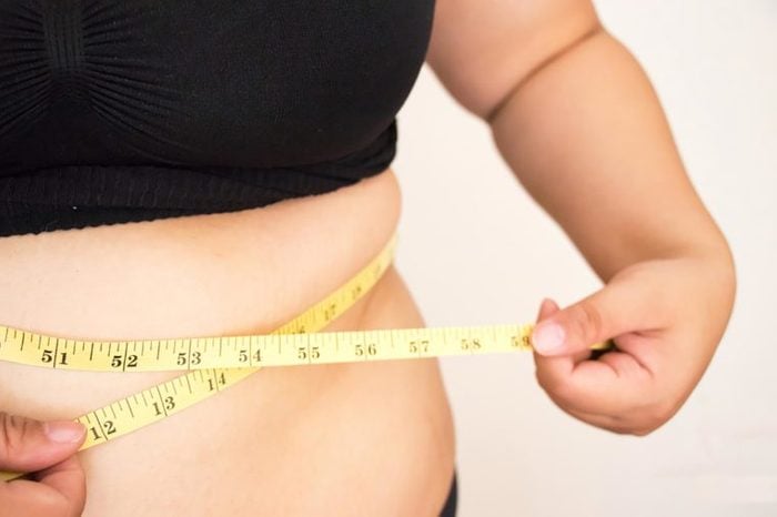 Même s’il y a plus de femmes touchées, l’obésité a moins de conséquences sur leur santé et elles courent moins le risque d’en mourir précocement contrairement aux hommes.