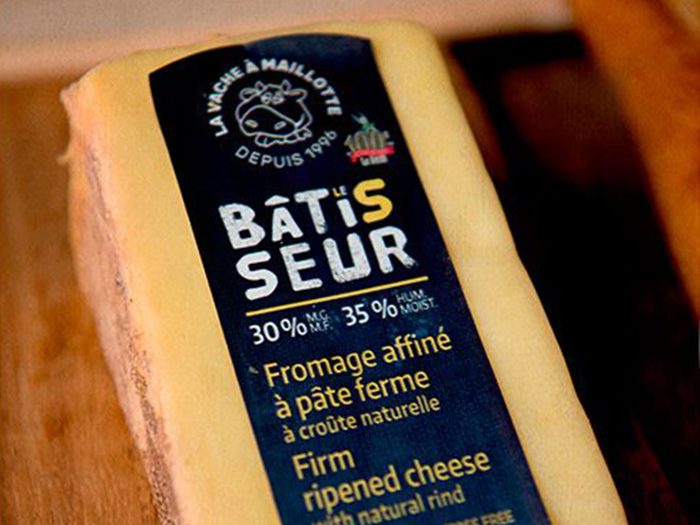 Le Bâtisseur fait partie des fromages du Québec à découvrir.