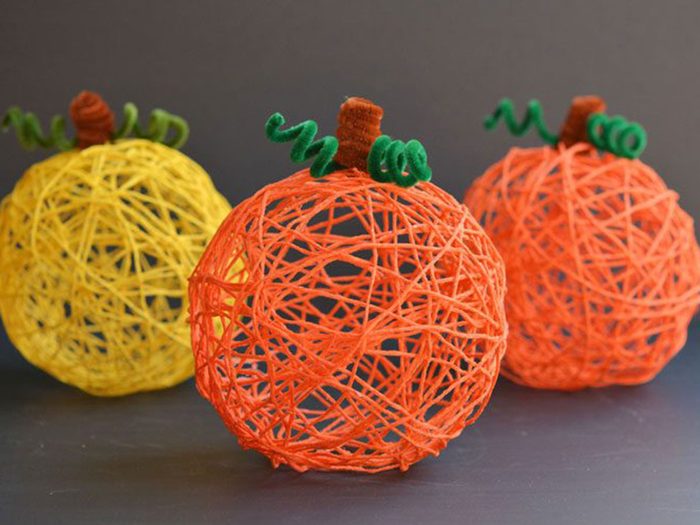 Décorations d'halloween: des citrouilles en laine.