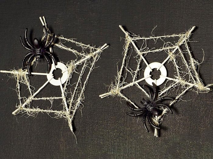 Décorations d'halloween: des sous-verres en toiles d’araignée.