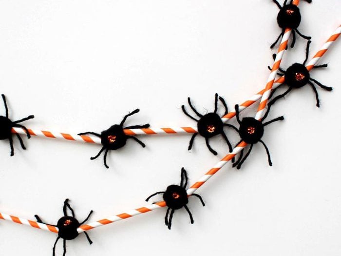 Des guirlandes d’araignées pour Halloween.