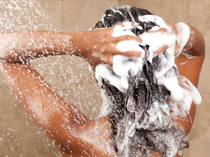 Lavez bien et rincez bien vos cheveux pour éviter les pellicules.