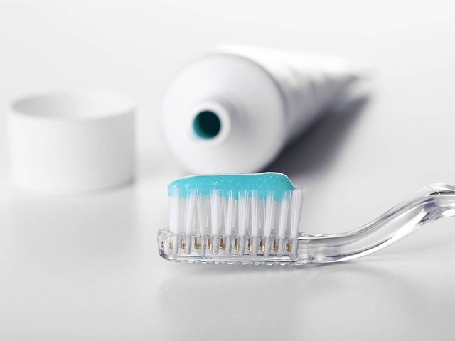 Remde naturel contre le mal de gorge : changez de brosse  dents.