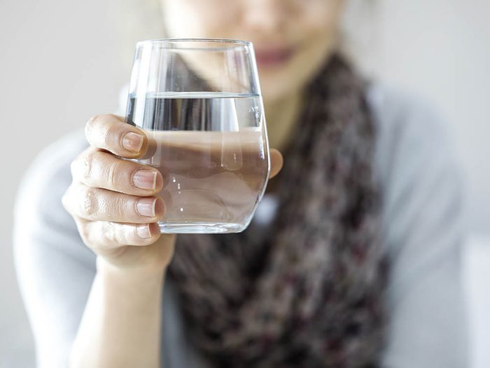 Remède naturel contre le mal de gorge : l'eau salée.