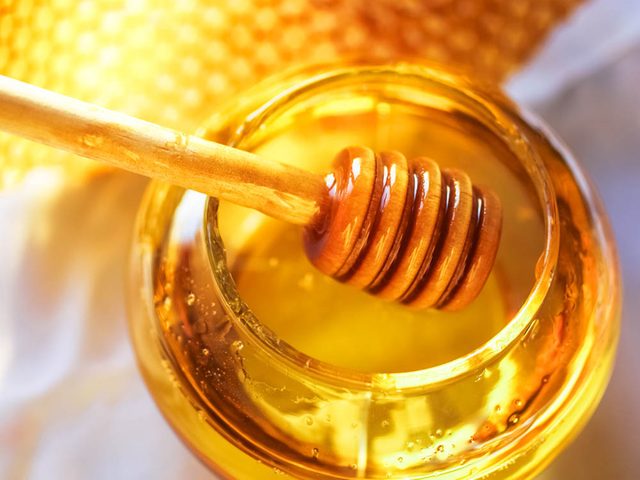 Remde naturel contre le mal de gorge : le miel.