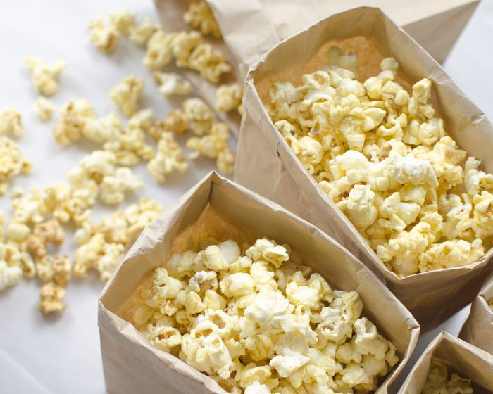 Voici le secret étonnant pour faire un popcorn santé au four à micro-ondes