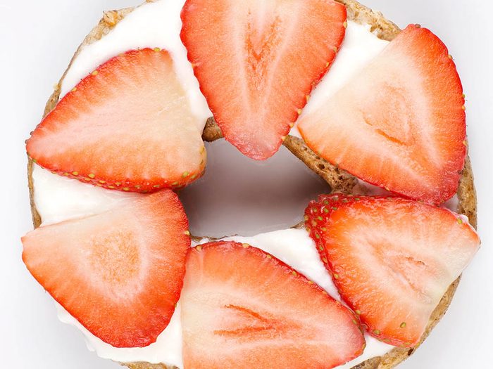 Un bagel au fromage et à aux fraises est une idée de déjeuners santé pour contrôler vos fringales.