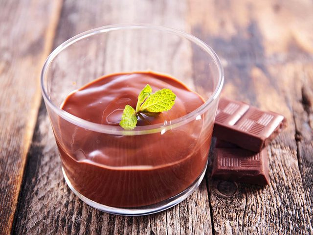 Collations sant: tremper des fraises dans du pouding au chocolat.